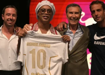 Ronaldinho Gaúcho é apresentado em clube da terceira divisão italiana