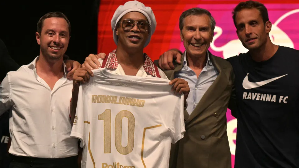 Ronaldinho Gaúcho é apresentado em clube da terceira divisão italiana