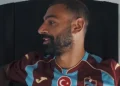 Salah chega à Turquia e veste camisa do Trabzonspor antes de exames