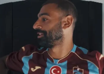 Salah chega à Turquia e veste camisa do Trabzonspor antes de exames