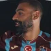 Salah chega à Turquia e veste camisa do Trabzonspor antes de exames