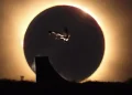 Skatista olímpico viraliza com manobra durante eclipse solar; assista