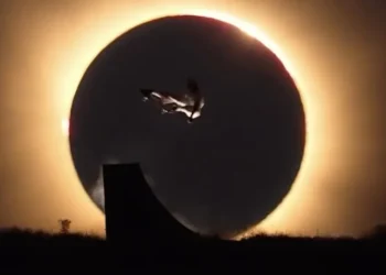 Skatista olímpico viraliza com manobra durante eclipse solar; assista