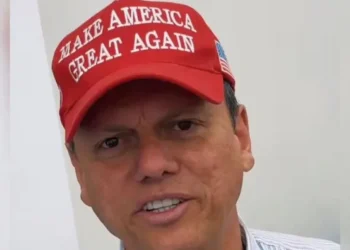 Tarcísio de Freitas diz que não colocaria o boné de Donald Trump novamente