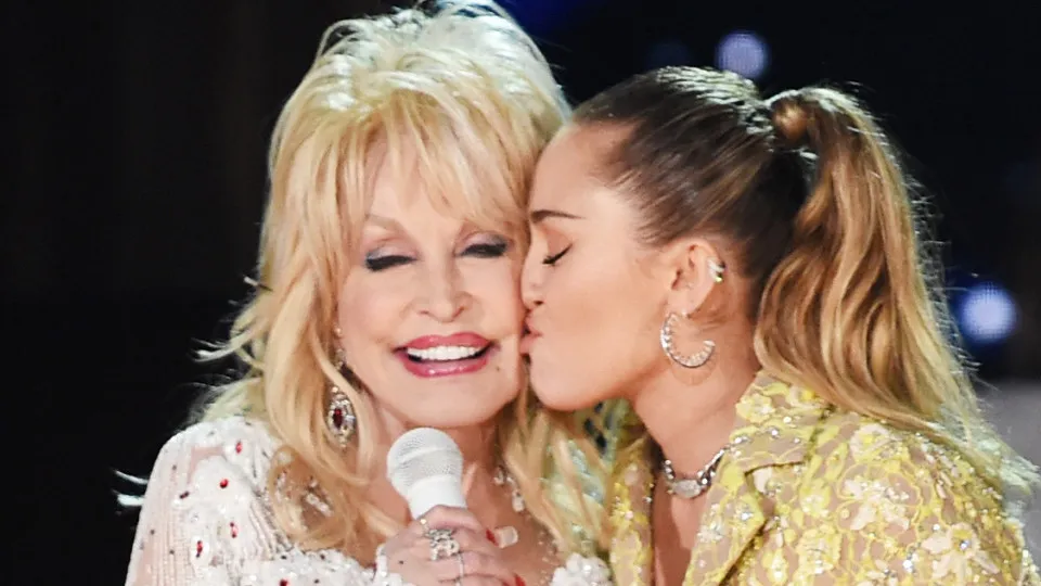 'Tenho um anjo ao meu lado', diz Miley Cyrus sobre morte de Dolly Parton