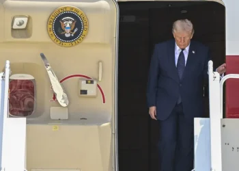 Trump deixou cúpula da Otan em voo militar secreto após ameaça do Irã