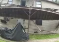 Varanda desaba e derruba nove policiais durante operação nos EUA; vídeo