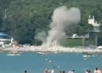 Vídeo mostra queda de drone que matou sete pessoas em praia na Rússia