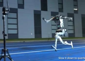Vídeo mostra robô chinês que salta 2 metros e corre mais que Usain Bolt