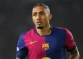 Raphinha e Yamal dão show, Barcelona goleia Rayo e mantém 100% no Espanhol
