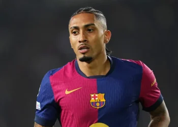 Raphinha e Yamal dão show, Barcelona goleia Rayo e mantém 100% no Espanhol
