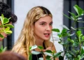 Alanis Guillen aparece loira em passeio no Rio e surpreende com novo visual