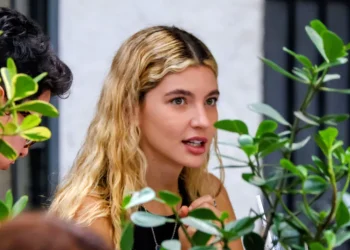 Alanis Guillen aparece loira em passeio no Rio e surpreende com novo visual
