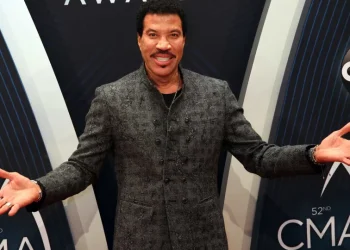 Lionel Richie é internado na UTI após show nos EUA, diz site