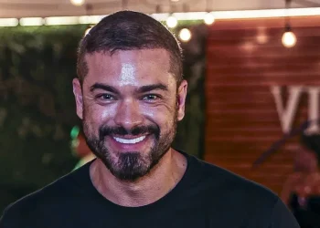 Sidney Sampaio posa com filho de 15 anos após anunciar nova paternidade