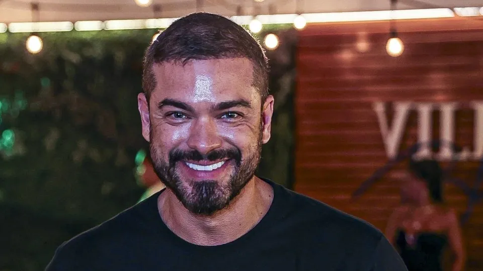 Sidney Sampaio posa com filho de 15 anos após anunciar nova paternidade