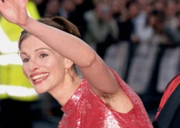 Pelos nas axilas: Essas estrelas estão desafiando os padrões de beleza