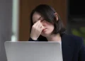Olhos cansados no computador? Estas 5 dicas vão ajudá-lo