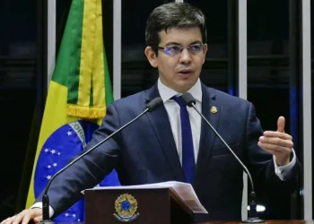 Randolfe diz que o governo quer levar a PEC da 6x1 ao plenário do Senado nesta quarta