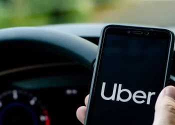 Uber demite 10% da equipe para reduzir custos e eliminar níveis hierárquicos