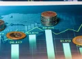 Bolsa dispara mais de 3% com pesquisa Quaest e tensão no Oriente Médio; dólar recua