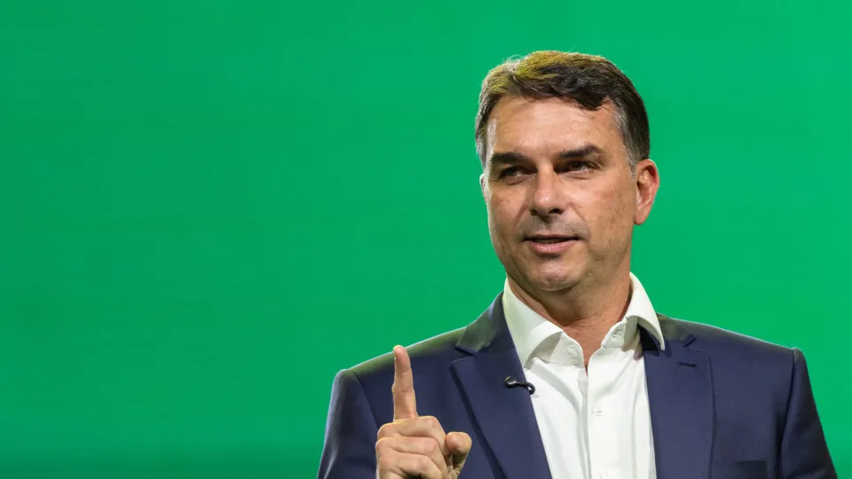 Alcolumbre cita dinheiro para