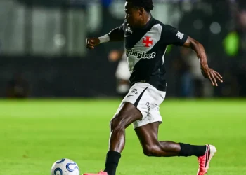 Vasco brilha no 2º tempo, derruba o Vitória e vai encarar Palmeiras na semi