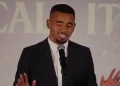 Gabriel Jesus solta palavrão em plena apresentação no Barcelona