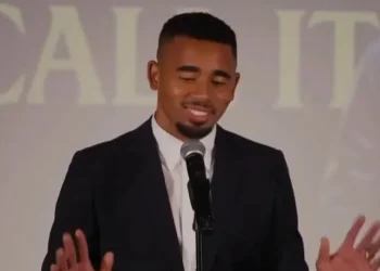 Gabriel Jesus solta palavrão em plena apresentação no Barcelona