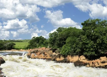 Rio Tietê fica com a água escura na região de Salto (SP)