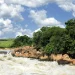 Rio Tietê fica com a água escura na região de Salto (SP)