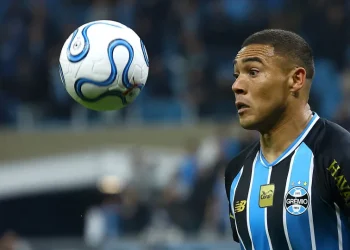Grêmio se impõe sobre o Internacional e fica com última vaga nas semifinais