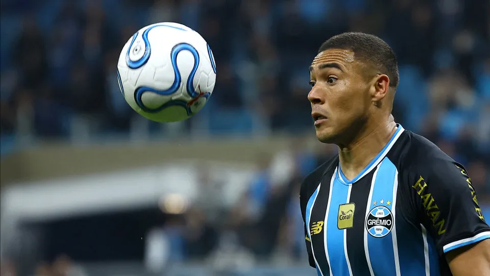 Grêmio se impõe sobre o Internacional e fica com última vaga nas semifinais
