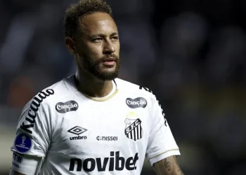 'Pior gramado que a Vila já teve', diz Neymar após eliminação do Santos
