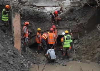 Vídeo: dois trabalhadores são resgatados com vida em túnel no Nepal