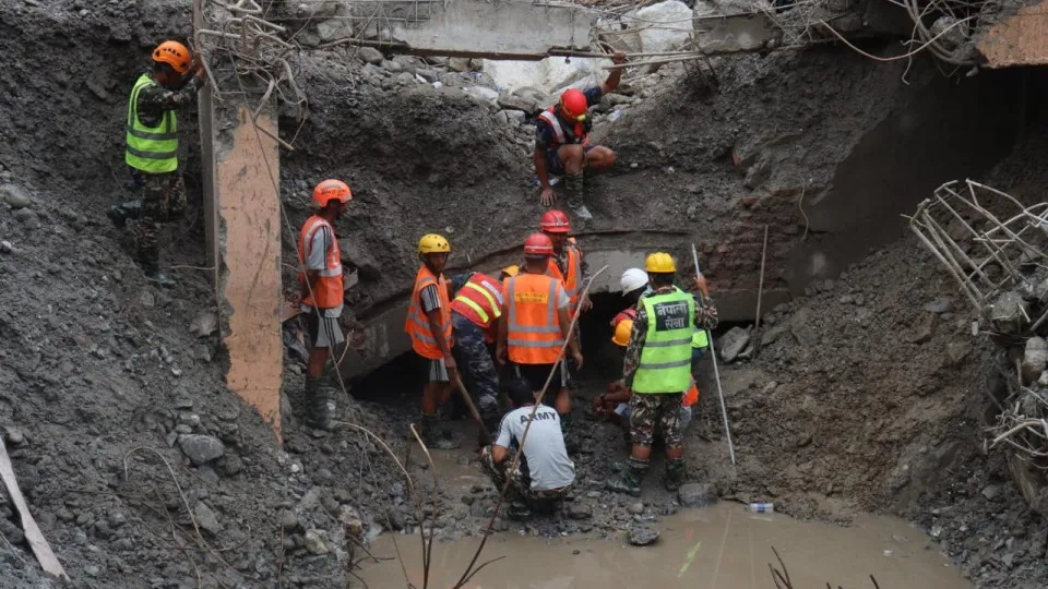 Vídeo: dois trabalhadores são resgatados com vida em túnel no Nepal