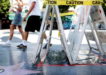 Estrela de Dolly Parton na Calçada da Fama ganha restauro após vandalismo