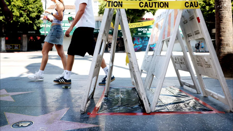Estrela de Dolly Parton na Calçada da Fama ganha restauro após vandalismo