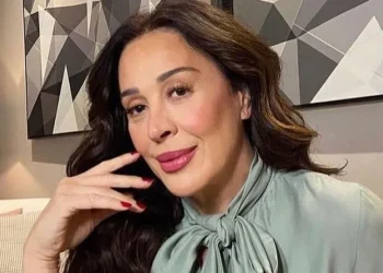 'Eu também erro, também desmorono', diz Claudia Raia sobre maternidade