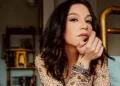 Priscilla Alcântara se afasta do gospel e busca o pop dos anos 2000 em novo disco