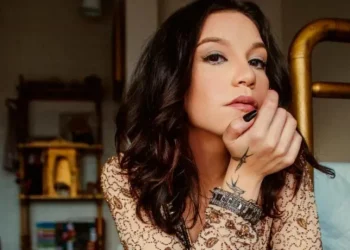 Priscilla Alcântara se afasta do gospel e busca o pop dos anos 2000 em novo disco