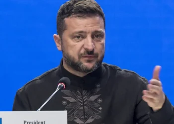 Volodymyr Zelensky ordena suspensão dos ataques contra a Rússia