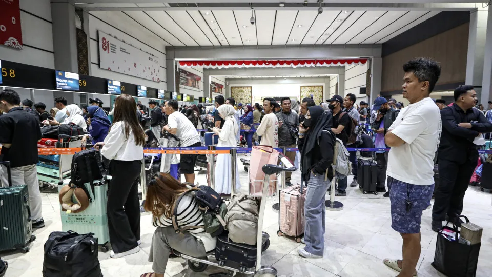 Voos suspensos em seis aeroportos da Indonésia após erupção vulcânica