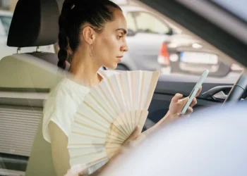 Celular muito quente no carro? Veja 7 formas de evitar