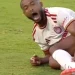 Imagens fortes: atacante marroquino fratura a perna em dividida; vídeo