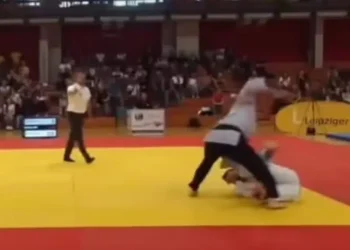 Judoca olímpico é agredido com socos no tatame e fratura mandíbula; vídeo