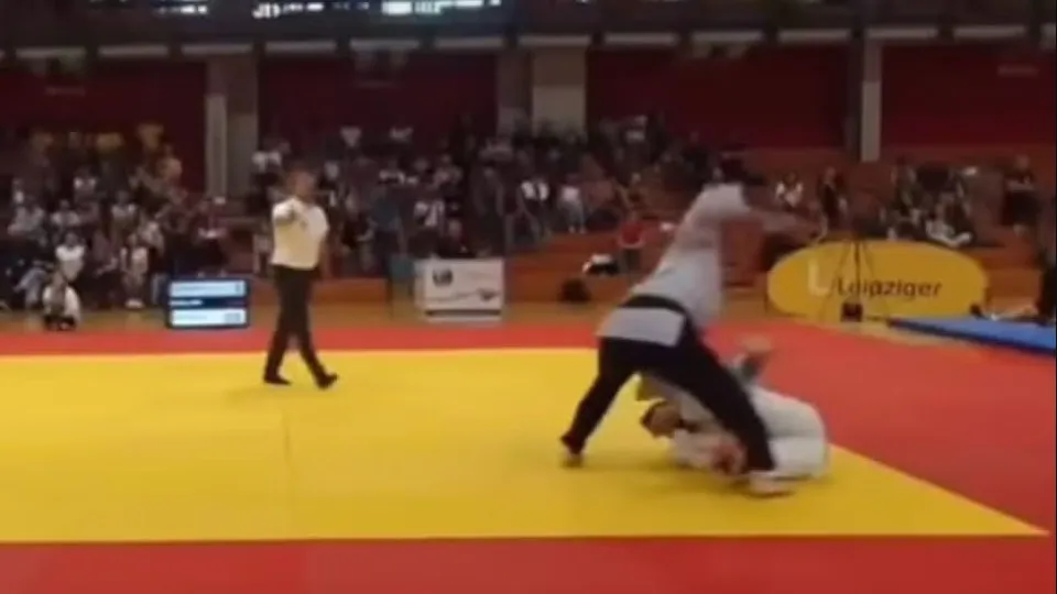 Judoca olímpico é agredido com socos no tatame e fratura mandíbula; vídeo