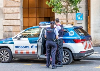 Homem esfaqueia três pessoas e salta do 4.º andar em Barcelona