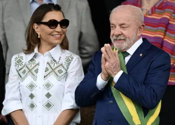 Lula foca controle da polícia, e Flávio Bolsonaro promete redução da maioridade e castração química