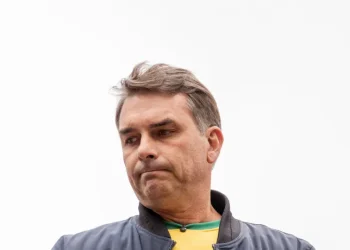 Em queda, ato de Flávio Bolsonaro reúne apenas 28,5 mil pessoas em SP